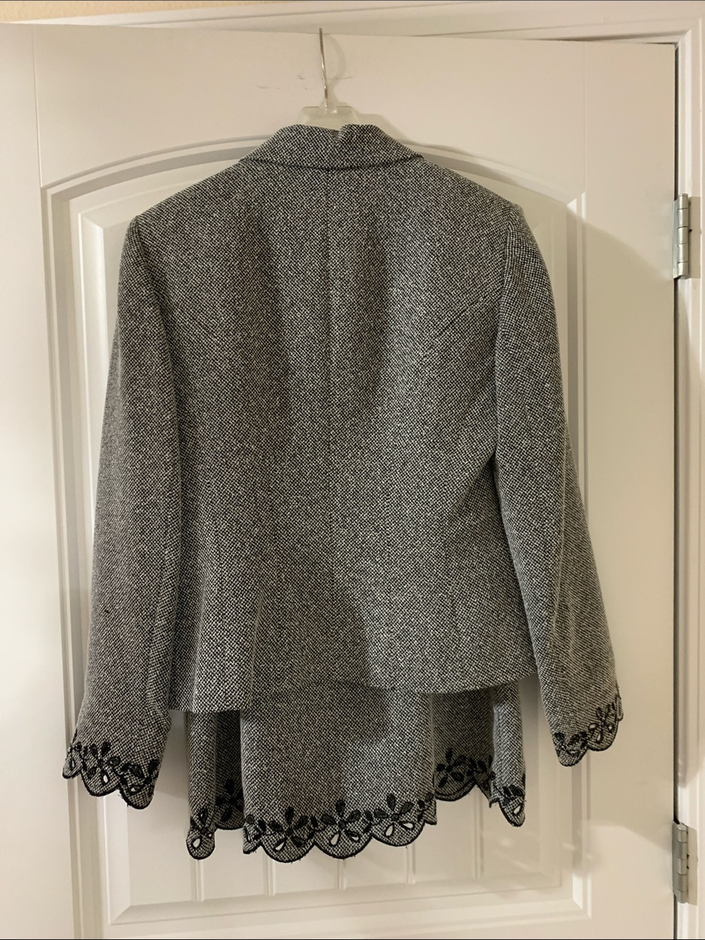 Le Suit Gray Tweed Blazer with Scalloped Embroidered Hem - Picture 5 of 7